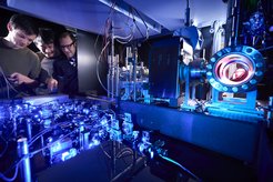 Maximilian Ammenwerth, Renhao Tao und Flavien Gyger gehören zum Team des Strontium Rydberg Experiments von Johannes Zeiher.